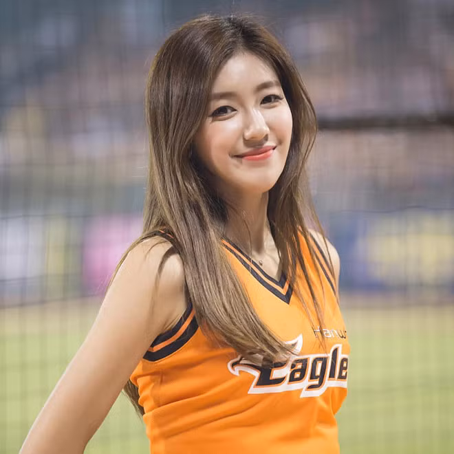 Với chiều cao lý tưởng 1,72 m, 9X còn thử sức với vai trò người mẫu và từng gây chú ý khi xuất hiện trên trang bìa tạp chí Maxim.