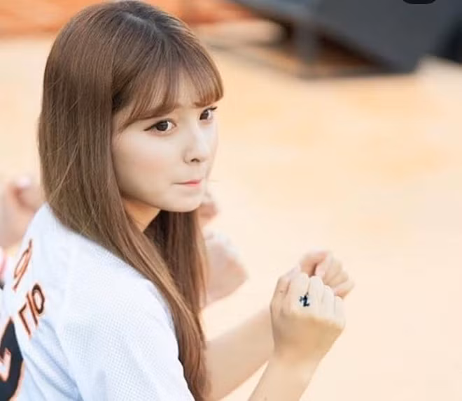 Ha Eun là một trong những hoạt náo viên nổi bật tại CLB Hawha Eagles. Cô gái 22 tuổi sở hữu gương mặt khả ái, nụ cười duyên dáng, có hơn 100.000 lượt follow trên mạng xã hội.