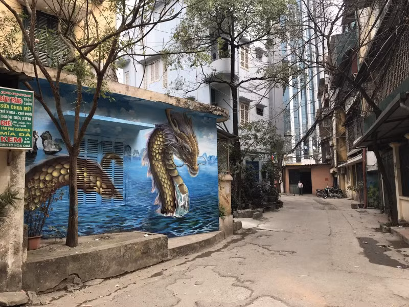 Thời gian qua, các bạn trẻ, đặc biệt là tại Hà Nội đã cho đăng tải những bức ảnh check-in tại những bức tường cực đẹp với đủ các chủ đề, màu sắc khác nhau ngay giữa trung tâm Thủ đô. Tuy nhiên, ít ai biết rằng trước đó những bức tường của khu tập thể cũ này thiếu sự quan tâm, xấu xí, mốc meo. Nhưng qua bàn tay tài hoa của các tổ chức, nhóm họa sĩ đã biến chúng trở thành kiệt tác và vô hình chung tạo nên điểm sống ảo cực đẹp cho các bạn trẻ.