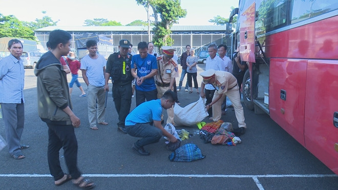 Con nghien mua ca banh heroin cung 30 vien hong phien de dung