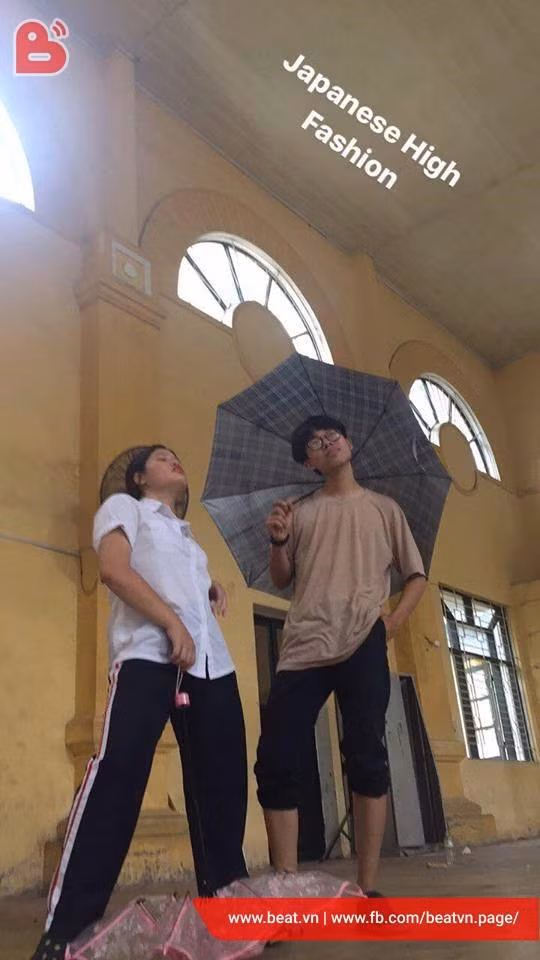 Để có được bộ ảnh nhái hàng quảng cáo các hãng thời trang nổi tiếng, các học sinh trường THPT Phan Đình Phùng đã phải xem và nghiên cứu rất kĩ và sau đó chờ đến giờ thể dục dưới phòng thể chất để diễn xuất trước máy ảnh.