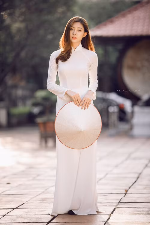 Được biết thêm, Huyền Trang luôn ấp ủ giấc mơ trở thành biên tập viên truyền hình. Hiện 9X này đang là CTV cho một số chương trình thể thao của Đài truyền hình Việt Nam.