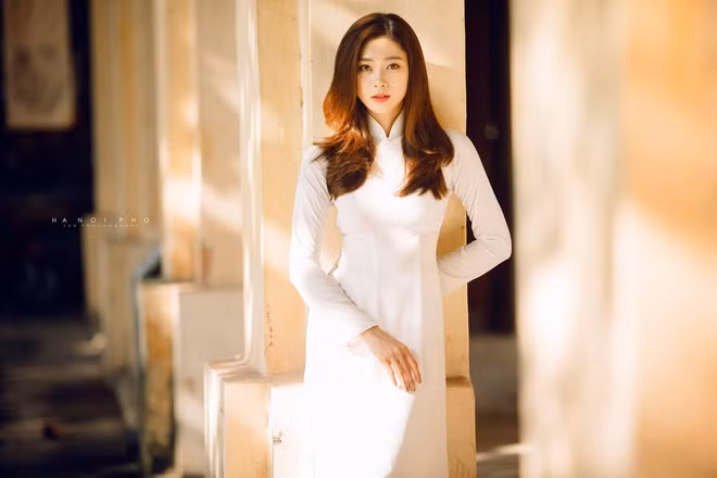 Lục lại thông tin, Huyền Trang vốn là người mẫu ảnh quen mặt đất Hà thành, cô bạn không khó để trở nên cuốn hút đặc biệt khi khoác lên mình bộ trang phục truyền thống.