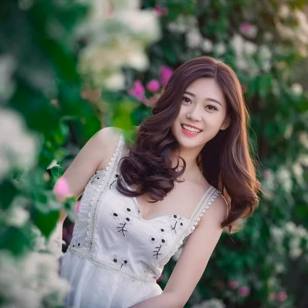 Từng gặp phải câu hỏi rằng đã PTTM chưa? Huyền Trang từ tốn đáp trả rằng mình tôn thờ vẻ đẹp tự nhiên và không có nhu cầu chỉnh sửa bất cứ bộ phận nào trên cơ thể. Bên cạnh đó, nữ sinh Hà thành này cũng tiết lộ sẽ không tham gia vào showbiz vì e ngại thị phi. Ảnh: FBNV.