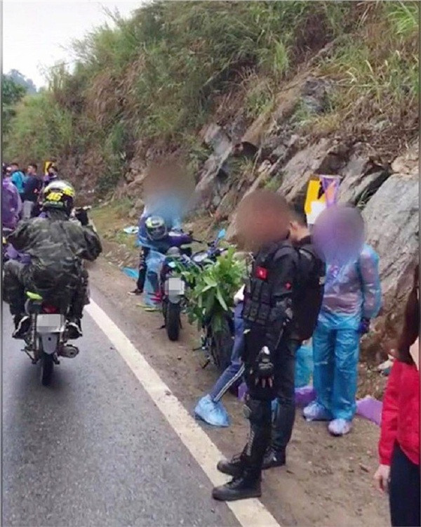 Vô tư xả rác ở những nơi đi qua là thói xấu ‘kinh điển’ và là căn bệnh cố hữu của dân phượt. Gần đây nhất là những kêu than về ý thức của phượt thủ khi đặt chân đến vùng đường đèo thuộc địa phận huyện Mộc Châu, một trong những cung đường thu hút nhiều bạn trẻ đam mê xê dịch đến khám phá.