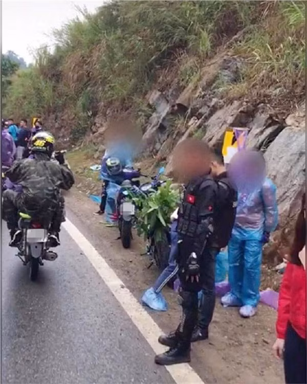 Vô tư xả rác ở những nơi đi qua là thói xấu ‘kinh điển’ và là căn bệnh cố hữu của dân phượt. Gần đây nhất là những kêu than về ý thức của phượt thủ khi đặt chân đến vùng đường đèo thuộc địa phận huyện Mộc Châu, một trong những cung đường thu hút nhiều bạn trẻ đam mê xê dịch đến khám phá.