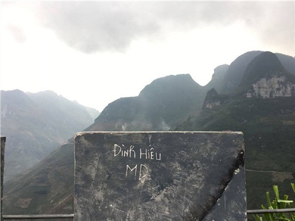 Dòng chữ trắng được viết to rõ, nên rất nổi bật lên trên màu đá xám. Trên mặt đá có một vết xẻ dọc, nhưng dòng chữ lại được viết liền nét, không đứt đoạn, nhiều người xem xong đã đặt nghi vấn rằng, có phải chủ bài đăng ghép chữ vào hình để "câu like".