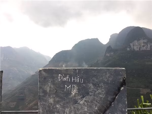 Dòng chữ trắng được viết to rõ, nên rất nổi bật lên trên màu đá xám. Trên mặt đá có một vết xẻ dọc, nhưng dòng chữ lại được viết liền nét, không đứt đoạn, nhiều người xem xong đã đặt nghi vấn rằng, có phải chủ bài đăng ghép chữ vào hình để "câu like".