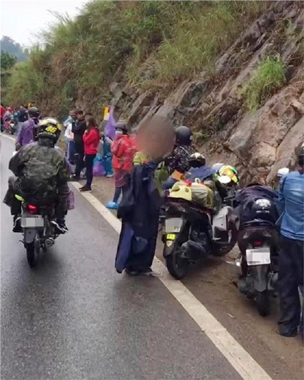Theo như hình ảnh chia sẻ, nhóm phượt thủ này mặc trên người đủ thể loại trang phục bảo hộ. Nhưng khi gặp cơn mưa lớn, họ dùng áo mưa dùng một lần để ứng biến với trường hợp khẩn cấp. Khi tạnh, tất cả dừng lại bên vệ đường, bắt đầu cởi áo mưa và không ngần ngại vứt thẳng xuống con đường đèo đó. Một hành động xấu xí, khó chấp nhận.