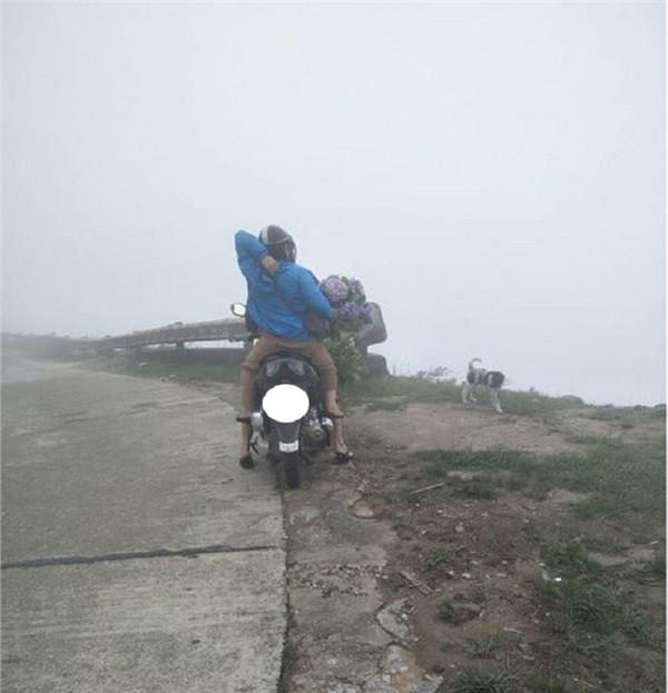 Những ngày đầu năm 2019, thời tiết miền Bắc chìm trong lạnh giá, sương tuyết bao phủ trắng xóa đỉnh núi Mẫu Sơn đã thu hút nhiều khách du lịch và nhiều nhóm phượt thủ đến mong được một lần "săn tuyết".