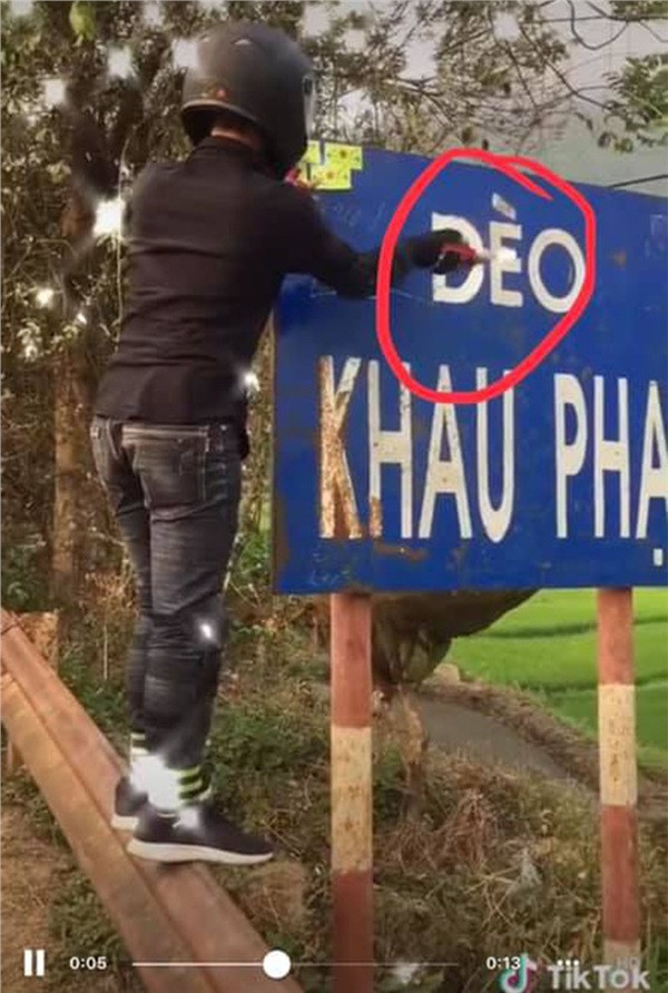 Được biết, tấm logo mà chàng trai này dán là decal phản quang, thường in tên hoặc hội nhóm phượt, hay được dán vào áo, mũ, xe để phản quang trong đêm tối. Cũng tấm decal này, nhiều thanh niên mang danh "phượt thủ" dùng để dán vào các di tích hay cột mốc như một cách để đánh dấu chiến tích của mình trên cung đường đi qua.