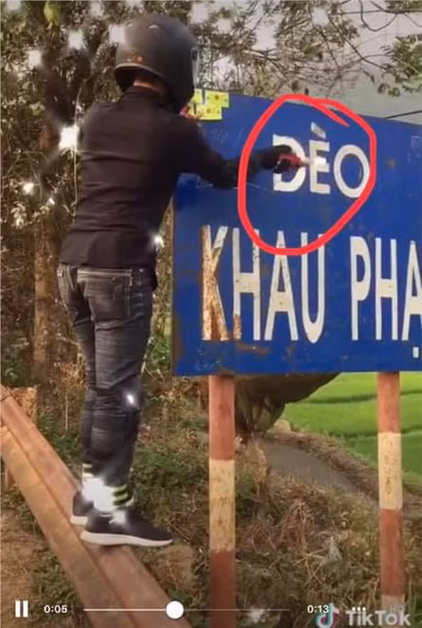 Được biết, tấm logo mà chàng trai này dán là decal phản quang, thường in tên hoặc hội nhóm phượt, hay được dán vào áo, mũ, xe để phản quang trong đêm tối. Cũng tấm decal này, nhiều thanh niên mang danh "phượt thủ" dùng để dán vào các di tích hay cột mốc như một cách để đánh dấu chiến tích của mình trên cung đường đi qua.