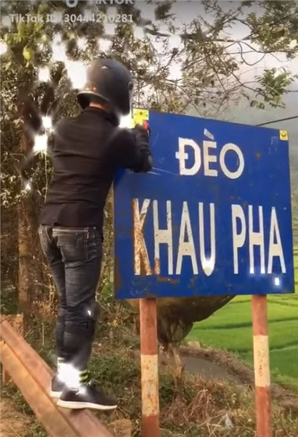 Mới đây nhất, đoạn clip ghi lại hình ảnh 1 nam thanh niên dán logo lên tấm biển báo mang tên địa danh đèo Khau Phạ (huyện Mù Cang Chải, Yên Bái) được đăng tải lên Facebook khiến cộng đồng mạng hết sức bất bình.