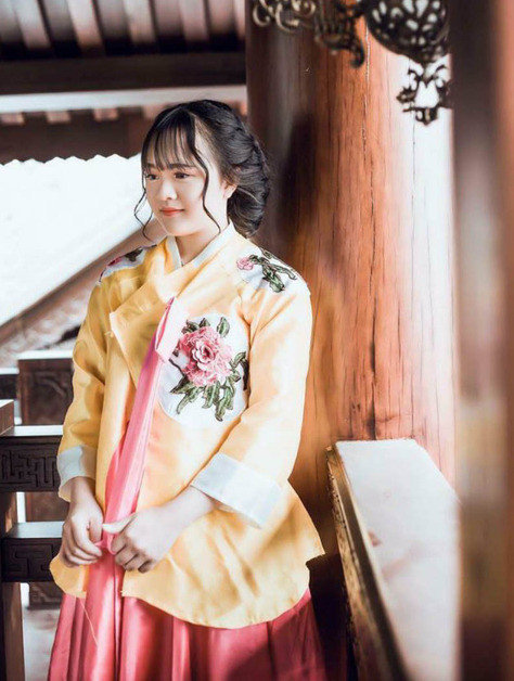 Theo tìm hiểu của dân mạng, chủ nhân của clip trên đó là cô gái Trần Lê Thế Trâm (SN 2001) đến từ Đắk Lắk.