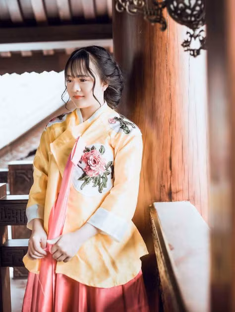 Theo tìm hiểu của dân mạng, chủ nhân của clip trên đó là cô gái Trần Lê Thế Trâm (SN 2001) đến từ Đắk Lắk.