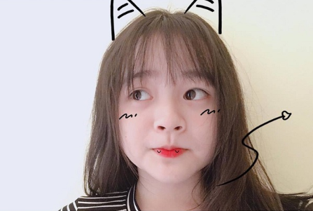 Không chỉ bởi chất giọng ngọt ngào, nữ sinh 10X Đắk Lắk còn gây thu hút bởi vẻ ngoài xinh xắn, ngây thơ, khuôn mặt bầu bĩnh cùng đôi mắt to và nụ cười duyên.