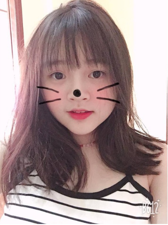 Chẳng vậy mà nhiều anh chàng đua nhau nhận em gái xinh đẹp trên làm vợ, "Thánh lầy" Hà Đức Chinh của U23 Việt Nam cũng không ngoại lệ khi cầu thủ này không ngại tag bạn vào phần bình luận và hóm hỉnh nhận xét: "nghe đã lắm".