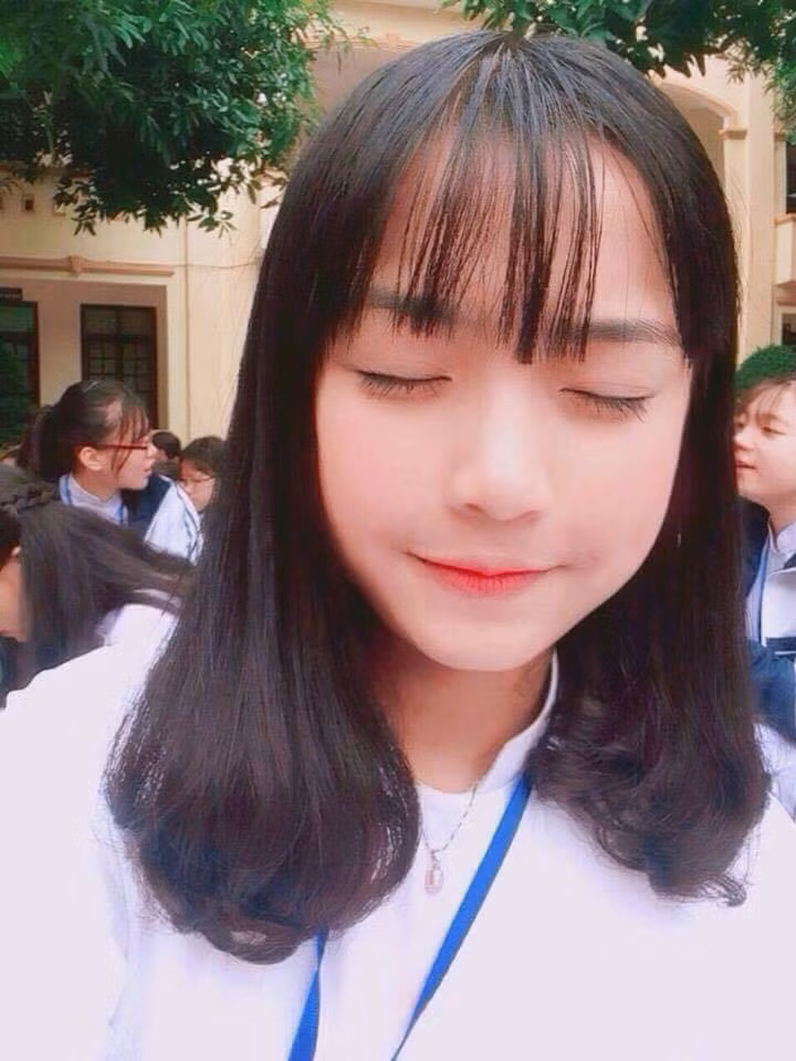 Không chỉ hát hay, Phương Thanh còn có thành tích học tập đáng nể khi 10 năm liên tiếp đều là học sinh giỏi và đạt nhiều giải tại các kì thi học sinh giỏi.