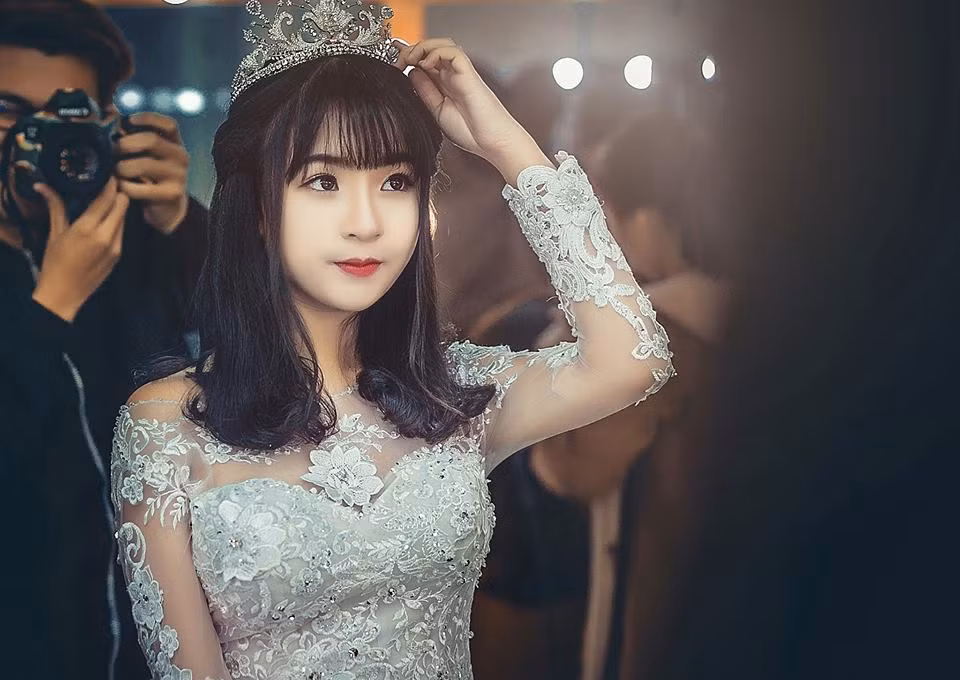 Các nữ sinh trường Phan Bội Châu (Vinh) không chỉ học giỏi, xinh đẹp mà còn rất tài năng, điển hình như Khánh Vy với tài nói 7 thứ tiếng hay Vũ Linh, cô luật sư với những bài múa uyển chuyển. Mới đây nhất, ngôi trường mang tên vị danh nhân dân tộc tại thành phố Vinh lại có thêm một nhân tài đáng chú ý, đó là một gái nhỏ nhắn, dễ thương với chất giọng lạ trong một clip ngắn được dân mạng đăng tải.