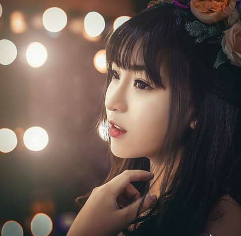 Mới đây, một đoạn clip ghi lại hình ảnh một cô nữ sinh trường Phan Bội Châu đang nghêu ngao hát ca khúc "Gánh hàng rau" và "Quê tôi" nhận được rất nhiều sự chú ý của cư dân mạng. Chẳng cầu kì chỉnh sửa nhưng clip quay bằng điện thoại của cô gái nhỏ nhắn với giọng hát ấn tượng khi lên những nốt cao cực mượt.