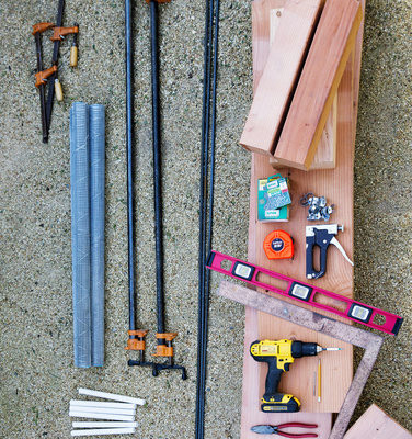 Để tạo nên một chiếc "bed garden" bạn cần chuẩn bị những dụng cụ cơ bản sau: tấm gỗ kích thước 30x120cm, thanh gỗ ngắn, đất trồng, thước đo, khoan máy, búa, đinh vít, xẻng, nilon, bìa cát tông.