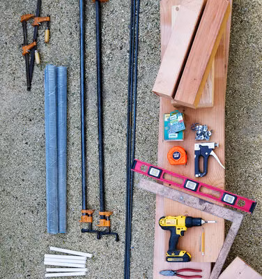 Để tạo nên một chiếc "bed garden" bạn cần chuẩn bị những dụng cụ cơ bản sau: tấm gỗ kích thước 30x120cm, thanh gỗ ngắn, đất trồng, thước đo, khoan máy, búa, đinh vít, xẻng, nilon, bìa cát tông.