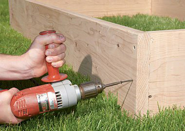 Tiếp đó, bạn dùng khoan đóng đinh để cố định các tấm ván dài với các thanh gỗ nhỏ để kiến tạo những góc vuông.