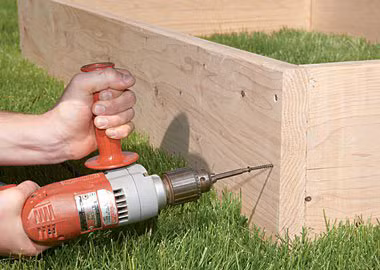 Tiếp đó, bạn dùng khoan đóng đinh để cố định các tấm ván dài với các thanh gỗ nhỏ để kiến tạo những góc vuông.