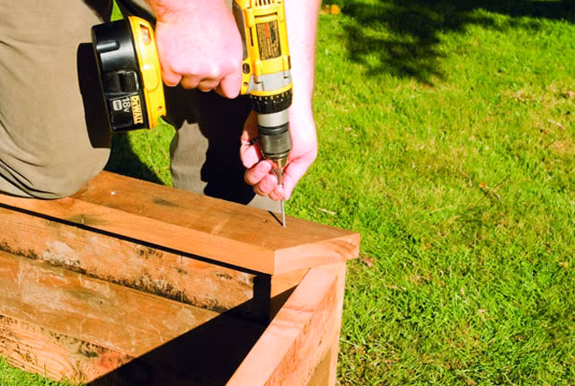 Sau đó, tiếp tục kết nối các tấm ván còn lại.