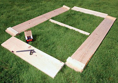 Đầu tiên, hãy cùng nhau bàn bạc để xác định kích thước của chiếc giường rau bạn muốn đóng.