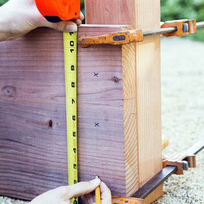 Dùng thước đo hai đường chéo để kiểm tra xem các cạnh của chiếc giường đã vuông góc với nhau hay chưa.