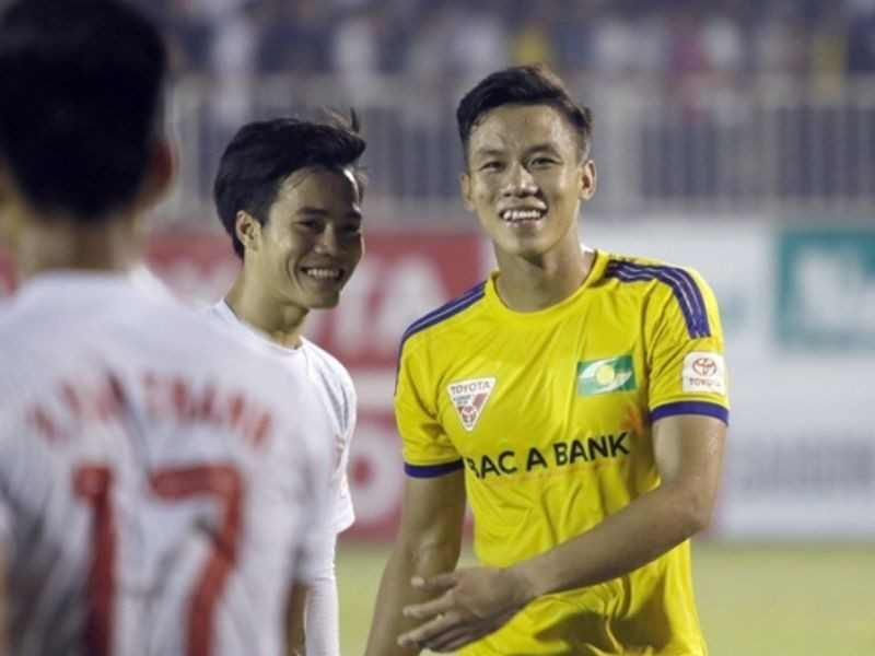 Đọc những comment qua lại của các cầu thủ đội tuyển Việt Nam, dân mạng chỉ biết cười trừ bó tay với sự "láo toét" của Văn Toàn và "cục súc" của Hải Quế.