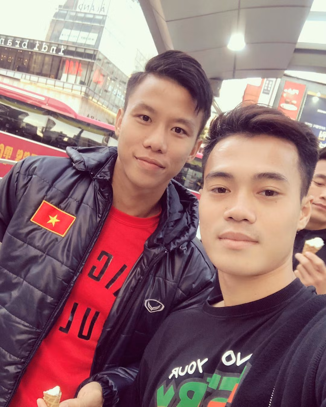 Như đã biết, Văn Toàn và Quế Ngọc Hải là cặp anh em khá thân thiết khi lên tuyển. Trước đó, khi chúc mừng sinh nhật Ngọc Hải, Văn Toàn cho biết muốn đạp người đàn anh.