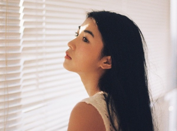 Trong ảnh, trông Khai Nha không khác gì một diễn viên đang đắm chìm vào phân cảnh diễn xuất của mình.