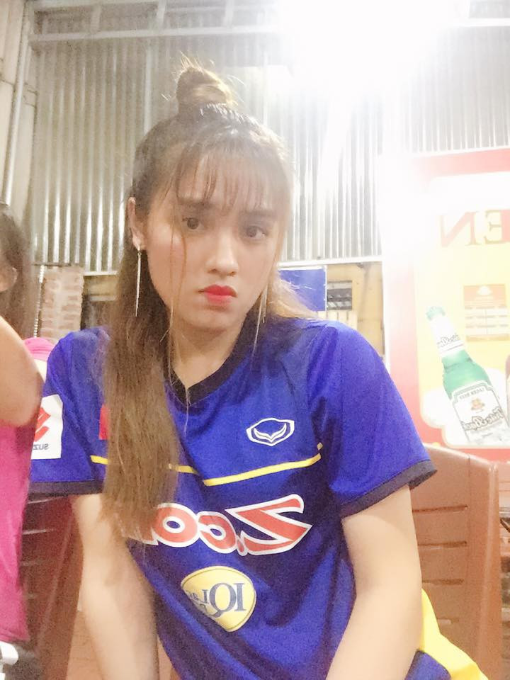 Việc bất ngờ xuất hiện trên những fanpage bóng đá có tiếng của người Việt, nữ cầu thủ 9X Kim Huế có lượng người theo dõi tăng lên chóng mặt.