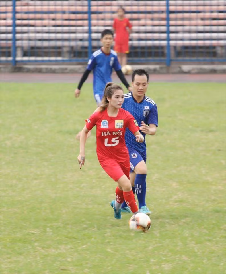 Trả lời PV khi bất ngờ được chú ý tới, Kim Huế chia sẻ rằng: "Mình thấy vui vì được khen xinh nhưng cũng cảm thấy hơi phiền khi đột nhiên có nhiều người lạ vào facebook quá".