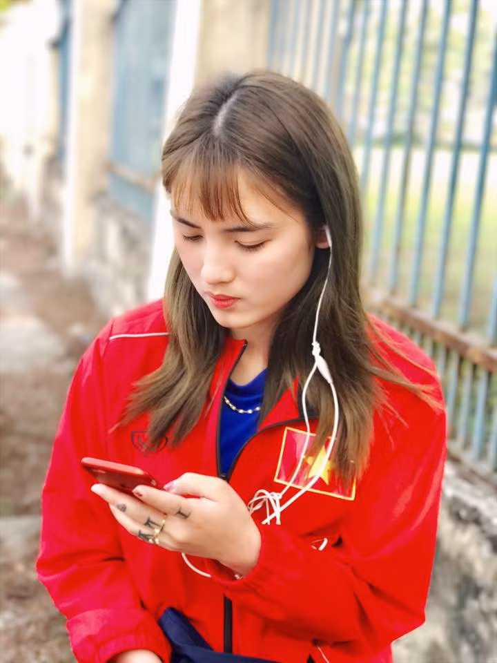  Nữ cầu thủ 20 tuổi Thái Nguyên được dân mạng nhắc tới có tên Đình Thị Kim Huế. Cô nàng này gây ấn tượng bằng vẻ ngoài xinh đẹp và nếu không biết trước là cầu thủ thì ai cũng nghĩ cô nàng này phải làm văn phòng hoặc người mẫu.