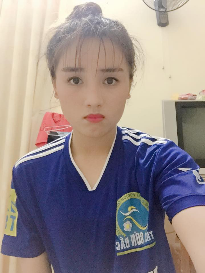 Đình Thị Kim Huế (20 tuổi), sinh ra tại Ứng Hòa, Hà Nội là nữ cầu thủ của CLB Hà Nội đang nhận được sự quan tâm lớn thời gian gần đây. Mùa giải này, cô đá ở vị trí trung vệ cho CLB TNG Thái Nguyên.