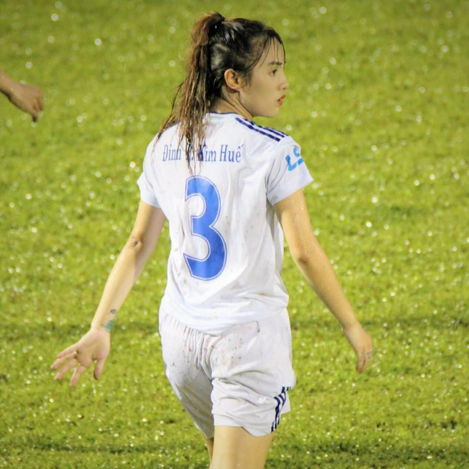 Khi được hỏi về cuộc riêng tư ở thời điểm hiện tại, Kim Huế không ngần ngại bày tỏ rằng hiện đã có người yêu. Người yêu nữ cầu thủ hơn cô 4 tuổi và hoàn toàn không chơi thể thao như nhiều người vẫn nghĩ.