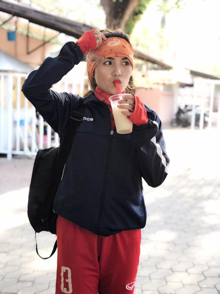 Những lúc tập luyện mệt mỏi, Kim Huế từng không ít lần cảm thấy hối hận vì đã chọn bóng đá. Thế nhưng đổi lại, cô nàng này đã có cho mình rất nhiều trải nghiệm mà không phải bạn bè nào cùng trang lứa cũng có được.