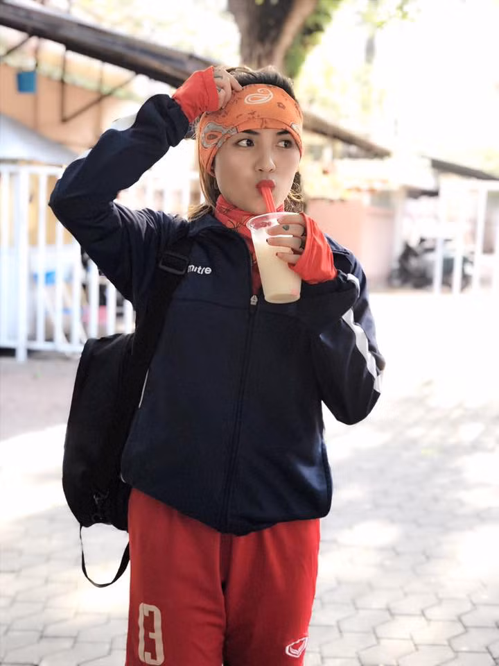 Những lúc tập luyện mệt mỏi, Kim Huế từng không ít lần cảm thấy hối hận vì đã chọn bóng đá. Thế nhưng đổi lại, cô nàng này đã có cho mình rất nhiều trải nghiệm mà không phải bạn bè nào cùng trang lứa cũng có được.