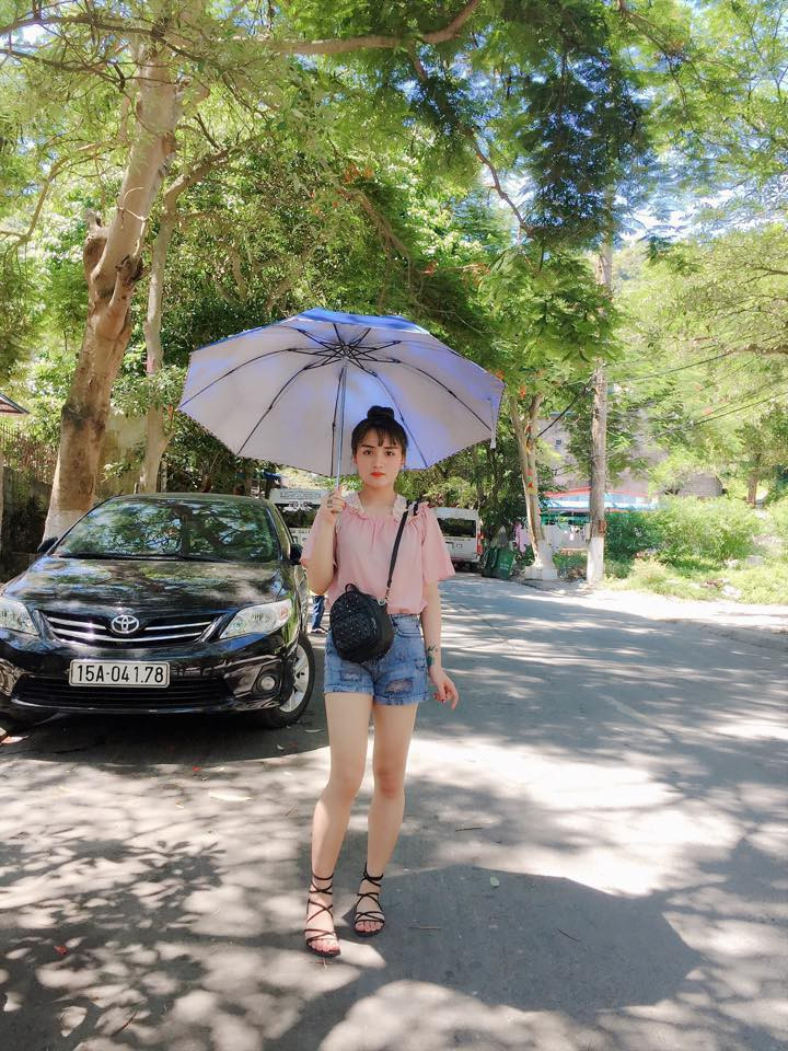 Cũng có người cho rằng ở thời điểm này, Kim Huế hoàn toàn có thể tận dụng ngoại hình đang được chú ý và lấn sân sang con đường nghệ thuật. Nhưng nữ cầu thủ khiêm tốn cho rằng cô chưa thực sự tự tin với bề ngoài của mình.