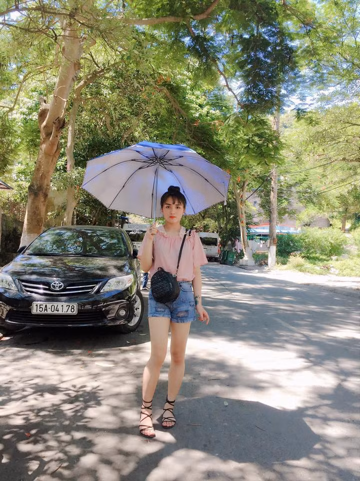 Cũng có người cho rằng ở thời điểm này, Kim Huế hoàn toàn có thể tận dụng ngoại hình đang được chú ý và lấn sân sang con đường nghệ thuật. Nhưng nữ cầu thủ khiêm tốn cho rằng cô chưa thực sự tự tin với bề ngoài của mình.