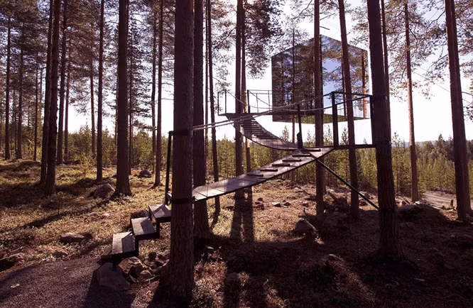 2. Khối lập phương với những bức tường làm bằng gương này là một căn phòng tại khách sạn trong rừng ở Thụy Điển.