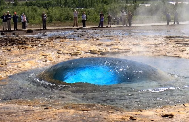 6. Mạch nước phun Geyser Strokkur nổi tiếng ở Iceland một giây trước khi phun trào.