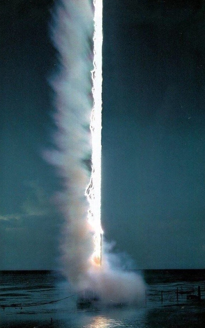 3. Sét đánh xuống nước.