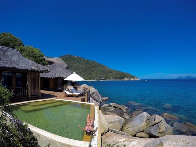 Khu resort Six Senses Ninh Vân Bay với những "biệt thự" nằm ẩn mình vào các vách đá xám ngoạn mục. Kiến trúc ở nơi đây hiện đại nhưng rất gần gũi với thiên nhiên, vì thế mà nếu một sáng ngủ dậy bạn thấy tiếng chim hót trong cảnh yên bình thì cũng không có gì ngạc nhiên đâu nhé.