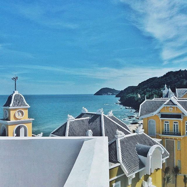 Cảm tưởng như bất cứ góc nào ở JW Marriot Phú Quốc cũng đẹp hoàn hảo vậy đó. Ánh sáng tự nhiên ngập tràn mọi nơi, tông màu trắng, màu xanh cổ vịt và màu vàng hoàng gia phủ khắp ngóc ngách.