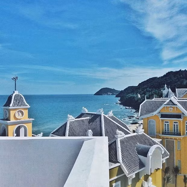 Cảm tưởng như bất cứ góc nào ở JW Marriot Phú Quốc cũng đẹp hoàn hảo vậy đó. Ánh sáng tự nhiên ngập tràn mọi nơi, tông màu trắng, màu xanh cổ vịt và màu vàng hoàng gia phủ khắp ngóc ngách.