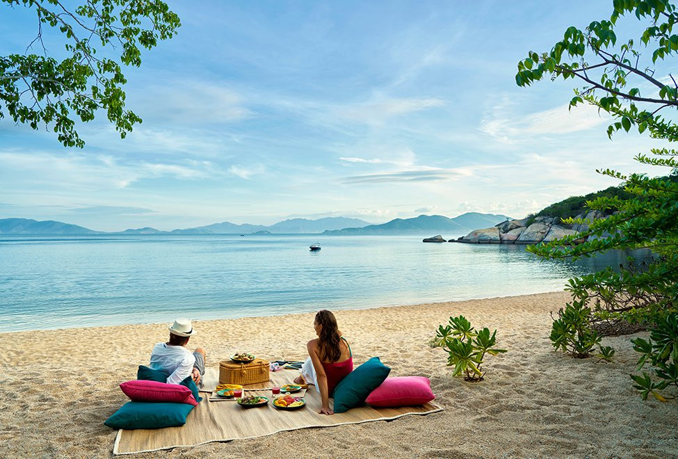 Mỗi biệt thự tại Six Senses Ninh Vân Bay đều có bể bơi riêng, không gian tắm trong nhà, ngoài trời. Ngoài việc thả mình trong làn nước mát lành, bạn có thể tham gia nhiều các hoạt động thú vị khác mà hoàn toàn miễn phí như tập thái cực quyền, chèo thuyền kayak, leo núi, lặn biển ngắm san hô, lướt ván…